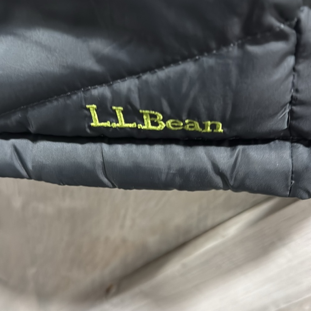 L L Bean women’s L down reversible green gray puffer vest. J1 - Picture 6 of 7